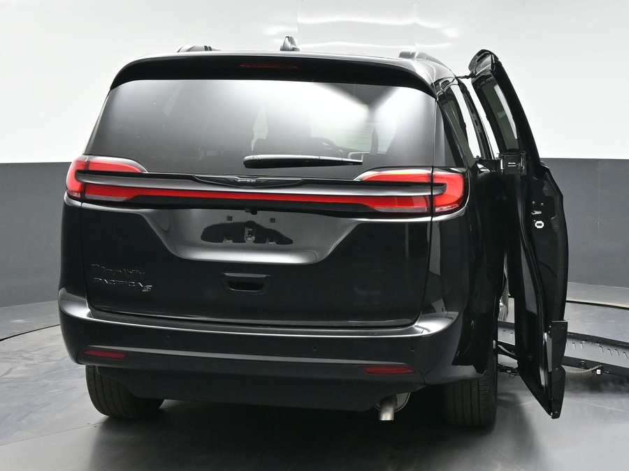 Black Chrysler Pacifica image number 5