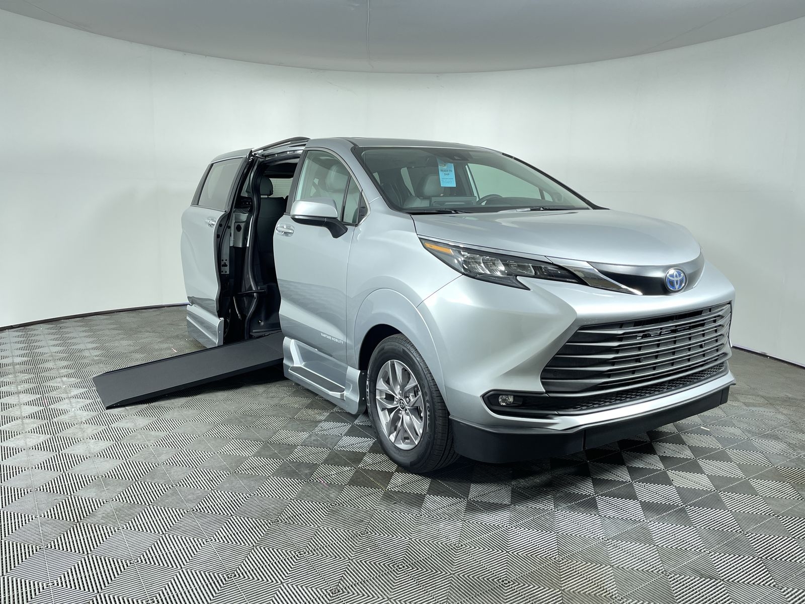 2025 Toyota Sienna FWD XLE Plus