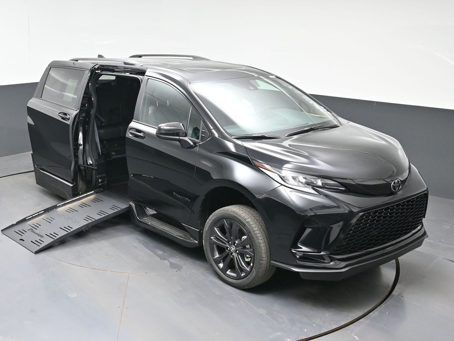 New 2026 Toyota Sienna Hybrid XSE Sport - BraunAbility Side Entry Fold Out Automatic Ramp