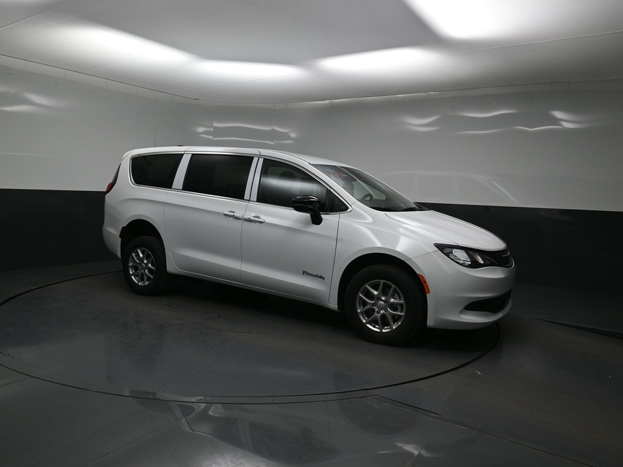 White Chrysler Voyager image number 14
