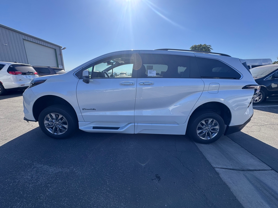 White Toyota Sienna image number 1