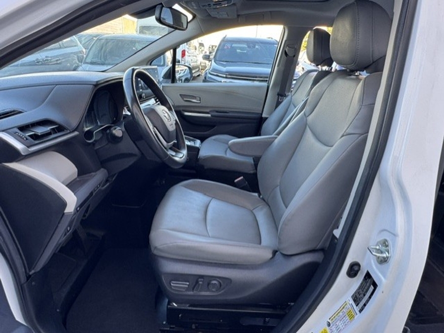 Toyota Sienna blanco con rampa de plegado automático de entrada lateral