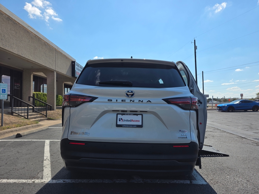 Used 2022 Toyota Sienna Hybrid XLE Base - BraunAbility Side Entry Entry In Floor Automatic Ramp