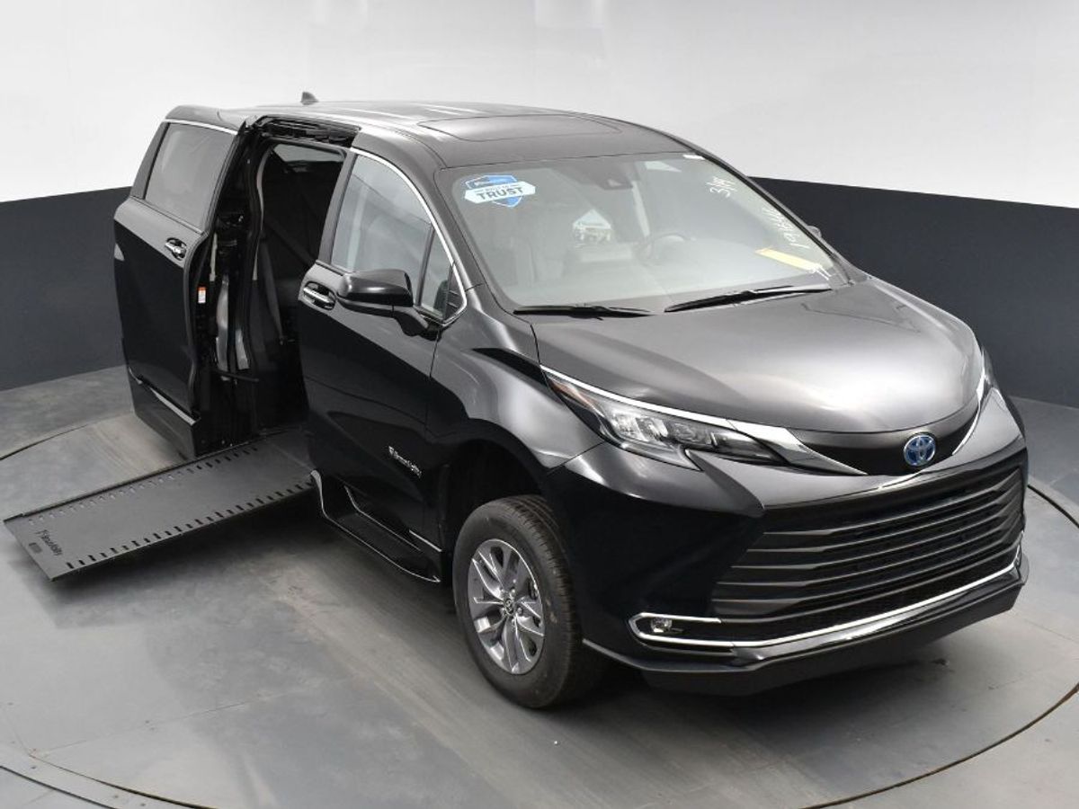 Black Toyota Sienna image number 14