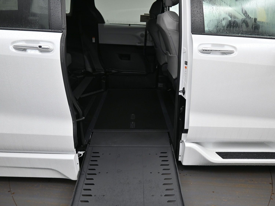 White Toyota Sienna image number 8