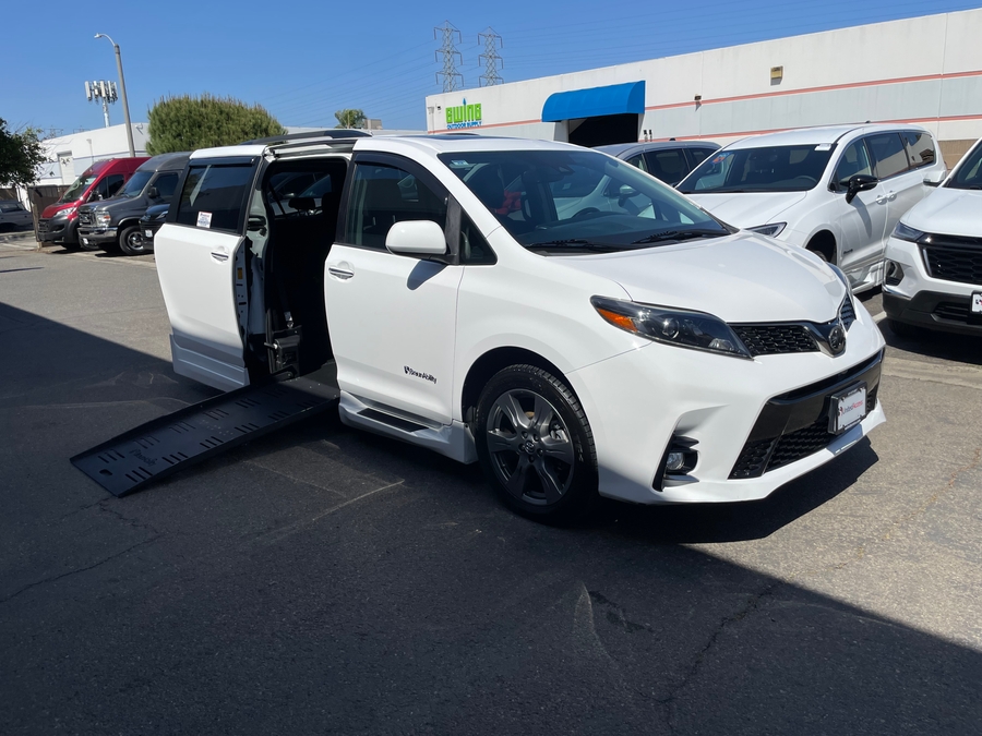 Used 2018 Toyota Sienna SE - BraunAbility Side Entry Entry Fold Out Automatic Ramp
