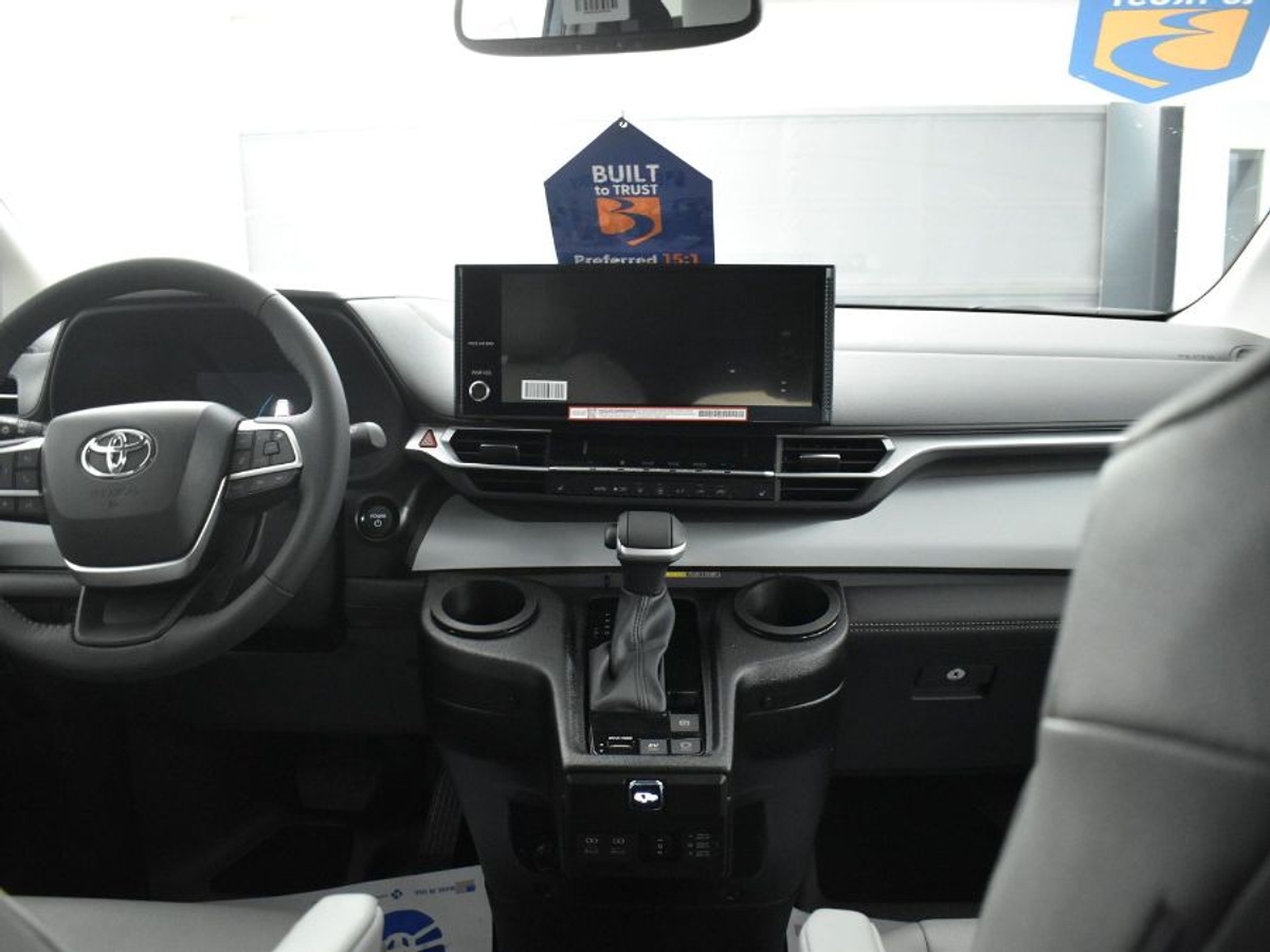 2025 TOYOTA SIENNA - Image 13
