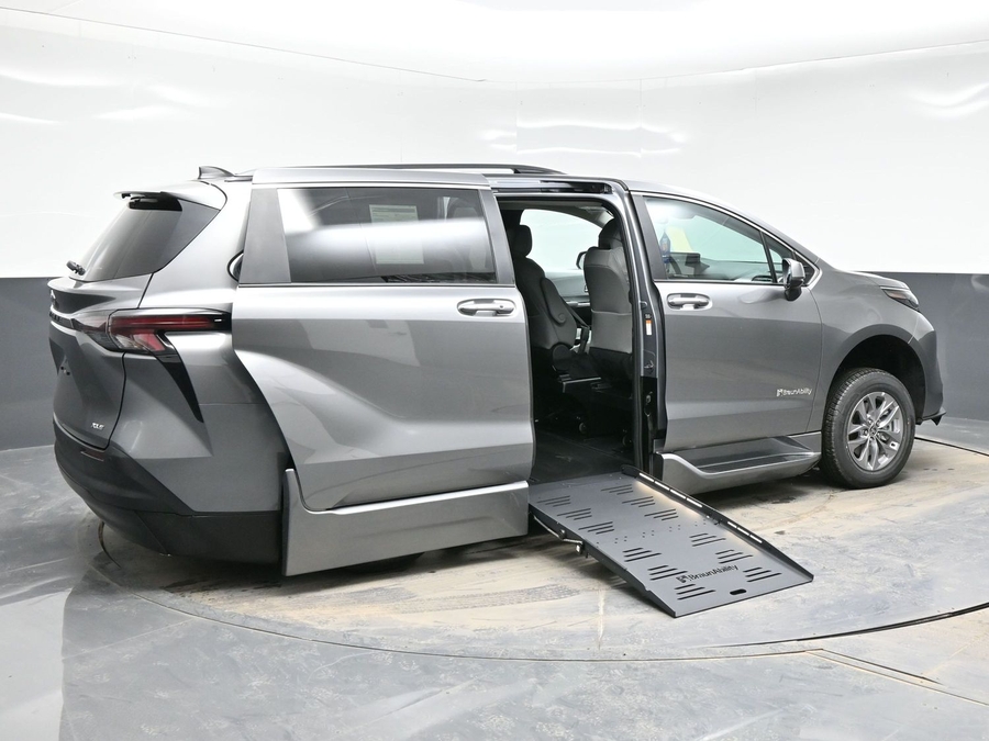 New 2026 Toyota Sienna Hybrid XLE Base - BraunAbility Side Entry Fold Out Automatic Ramp