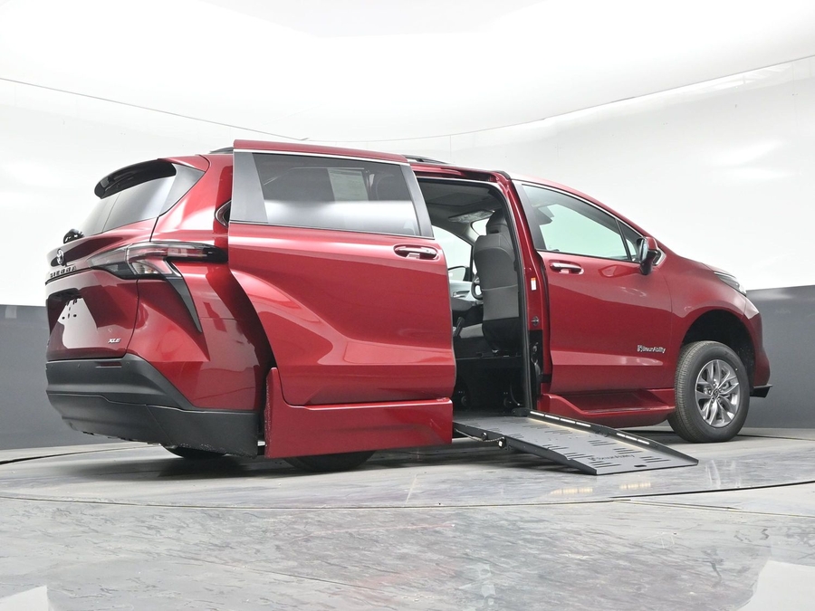 Red Toyota Sienna image number 18
