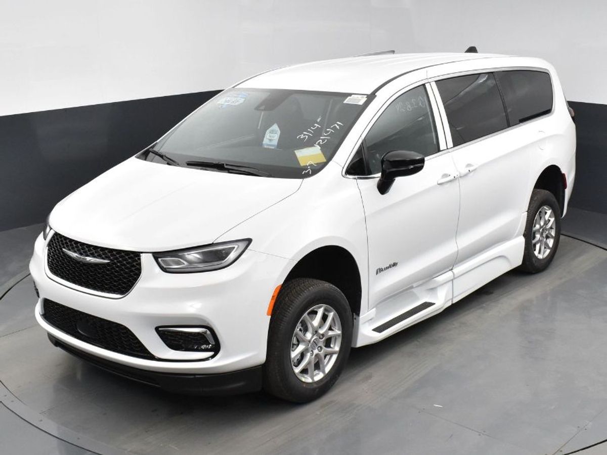 2024 Chrysler Pacifica Touring - Photo 16