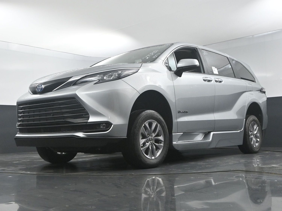 New 2025 Toyota Sienna Hybrid XLE Base - BraunAbility Side Entry Entry Fold Out Automatic Ramp