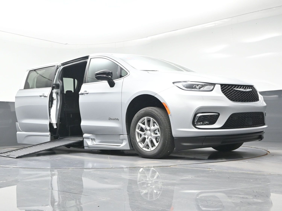 Silver Chrysler Pacifica image number 15