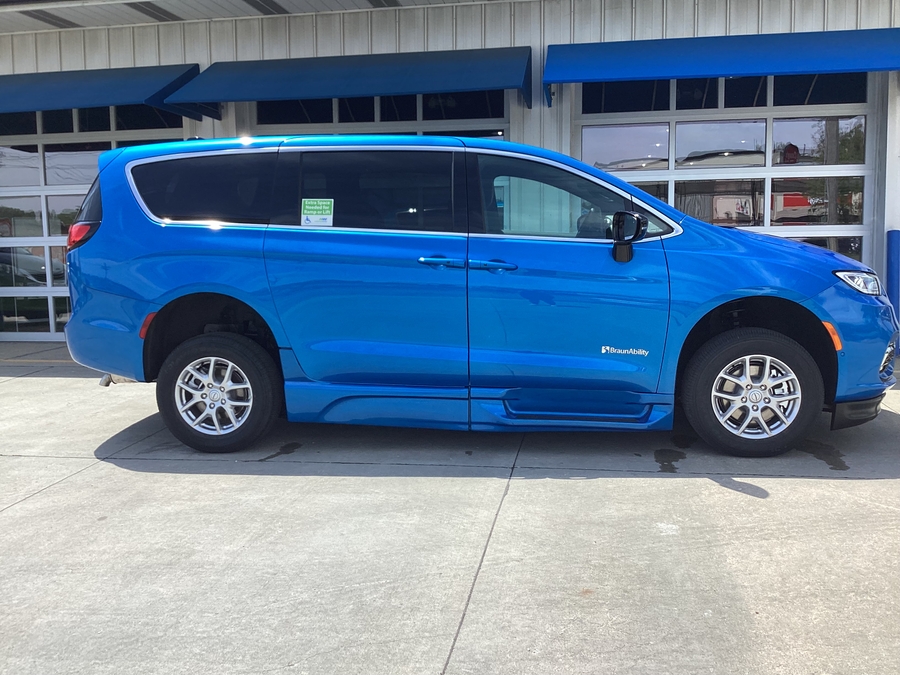 Blue Chrysler Pacifica image number 4