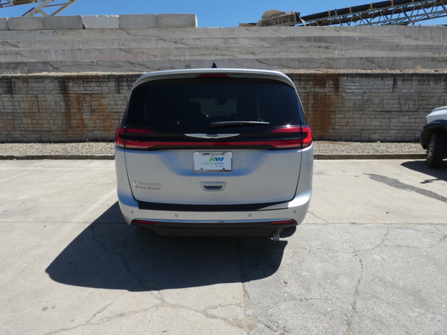 Silver Chrysler Pacifica image number 11