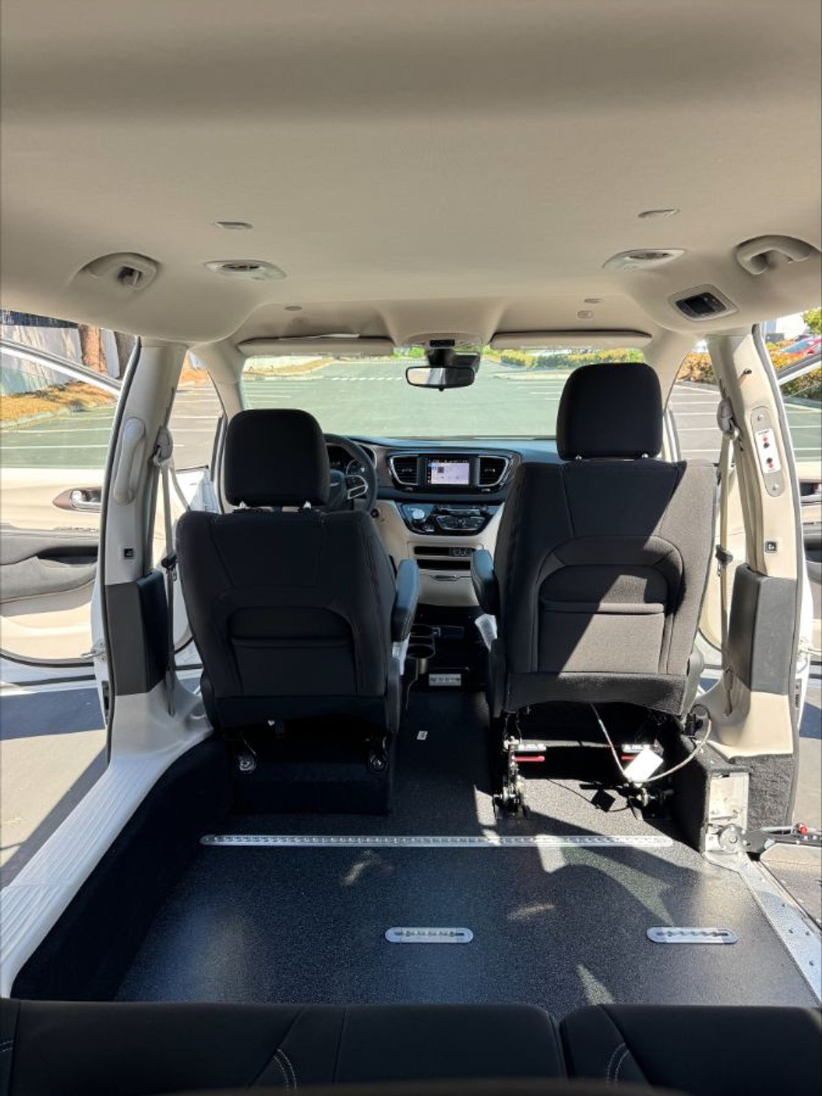 2024 CHRYSLER VOYAGER - Image 10