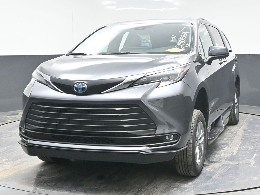 New 2025 Toyota Sienna Hybrid XLE Plus - BraunAbility Side Entry Entry In Floor Automatic Ramp