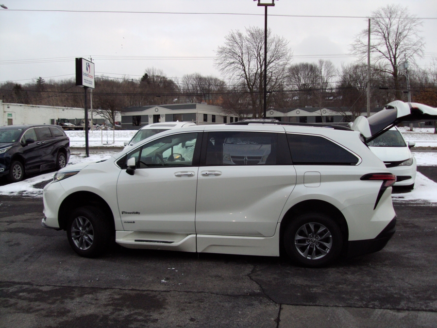 Used 2021 Toyota Sienna Hybrid XLE Base - BraunAbility Side Entry Entry Fold Out Automatic Ramp