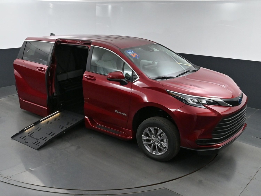 New 2025 Toyota Sienna Hybrid LE - BraunAbility Side Entry Entry Fold Out Automatic Ramp