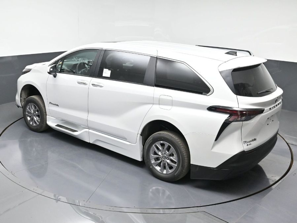 2025 TOYOTA SIENNA - Image 25