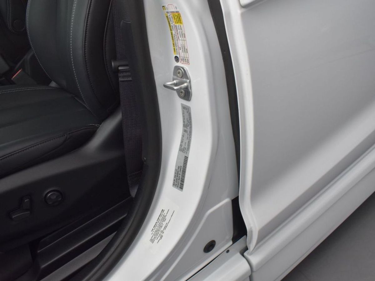 White Chrysler Pacifica image number 7