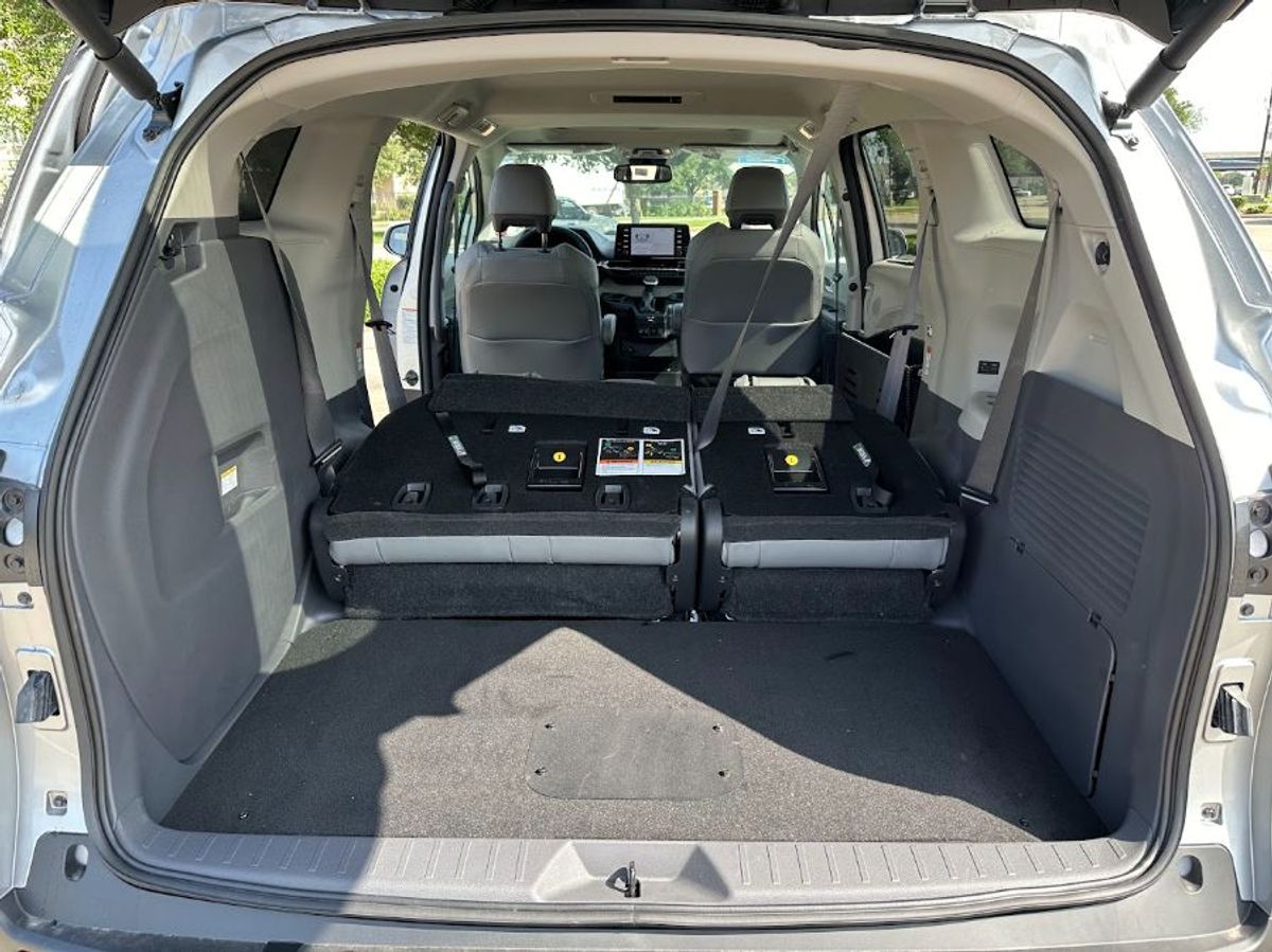 Silver Toyota Sienna image number 12
