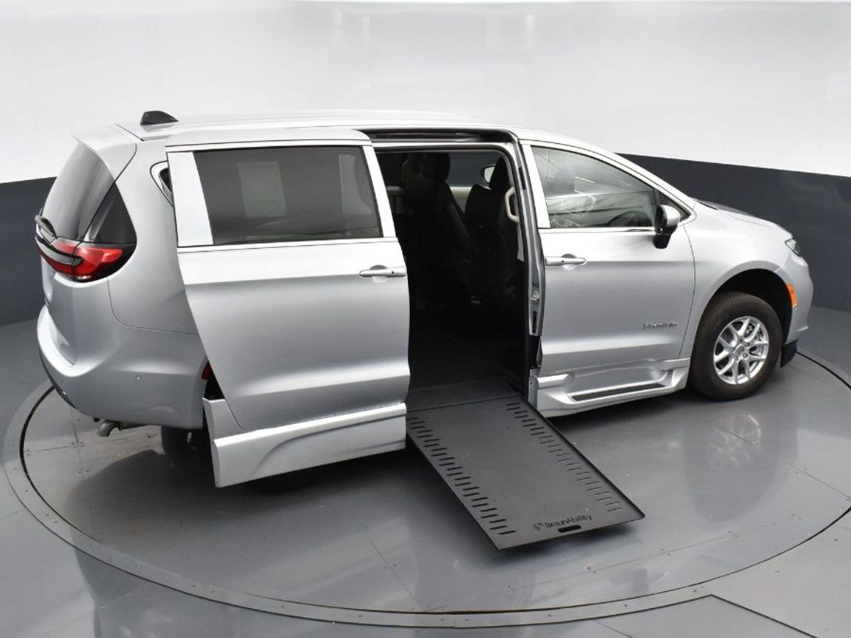 Silver Chrysler Pacifica image number 16