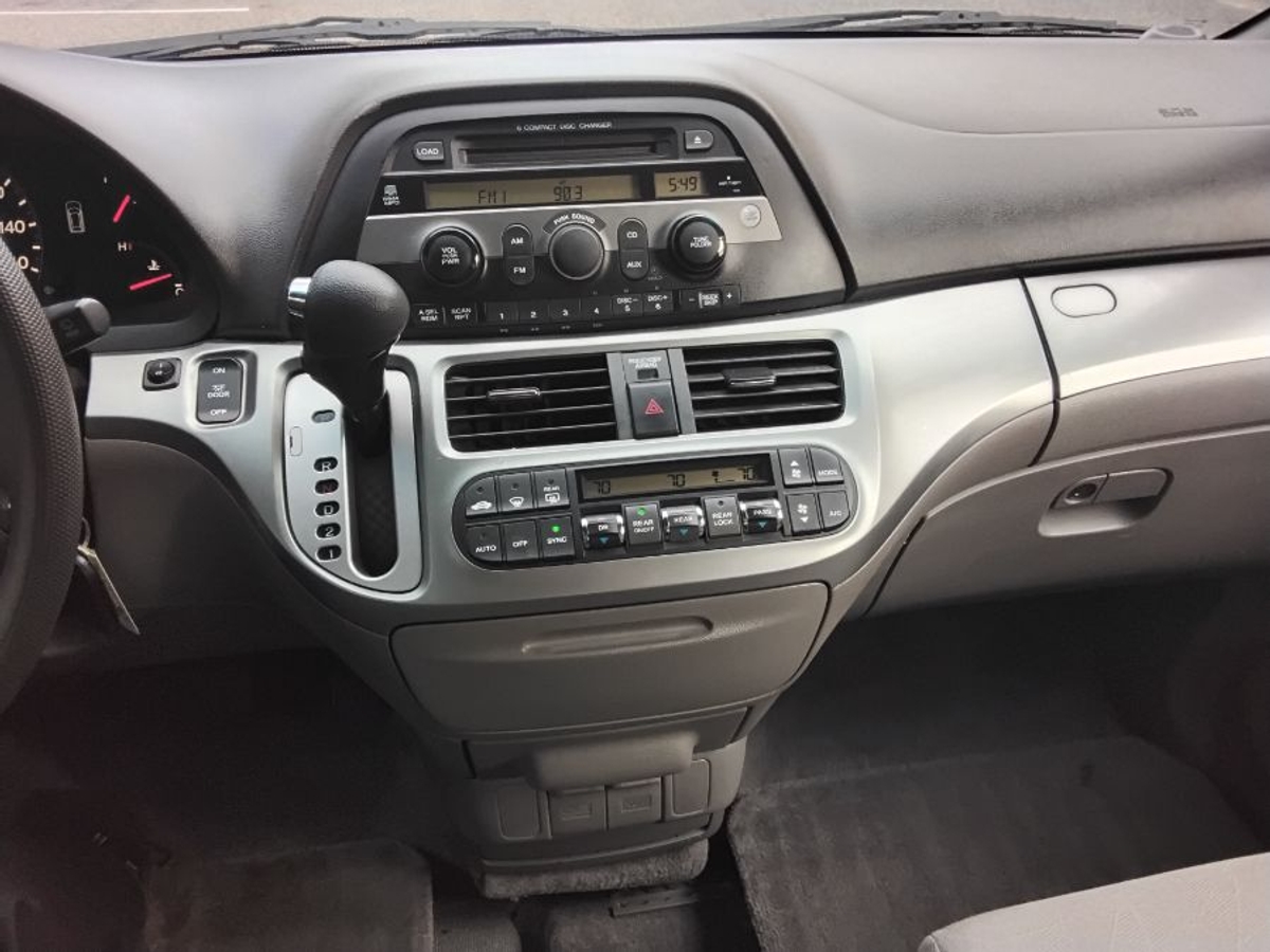 Blue Honda Odyssey image number 8