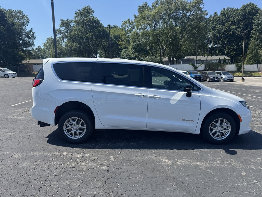 White Chrysler Voyager image number 17