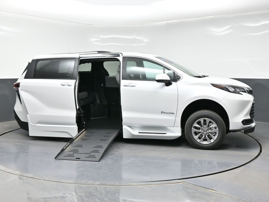 New 2026 Toyota Sienna Hybrid XLE Base - BraunAbility Side Entry Entry Fold Out Automatic Ramp