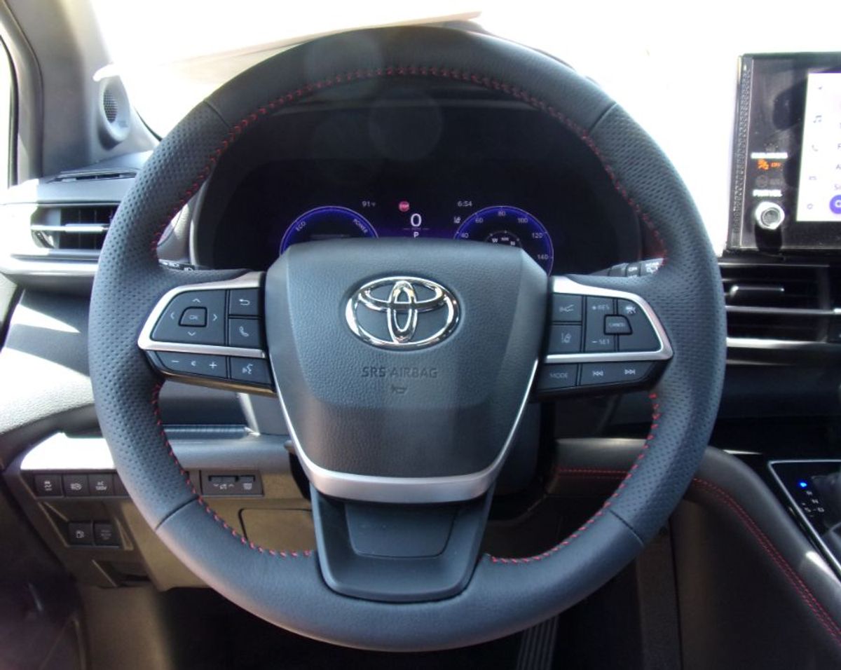 Silver Toyota Sienna image number 8