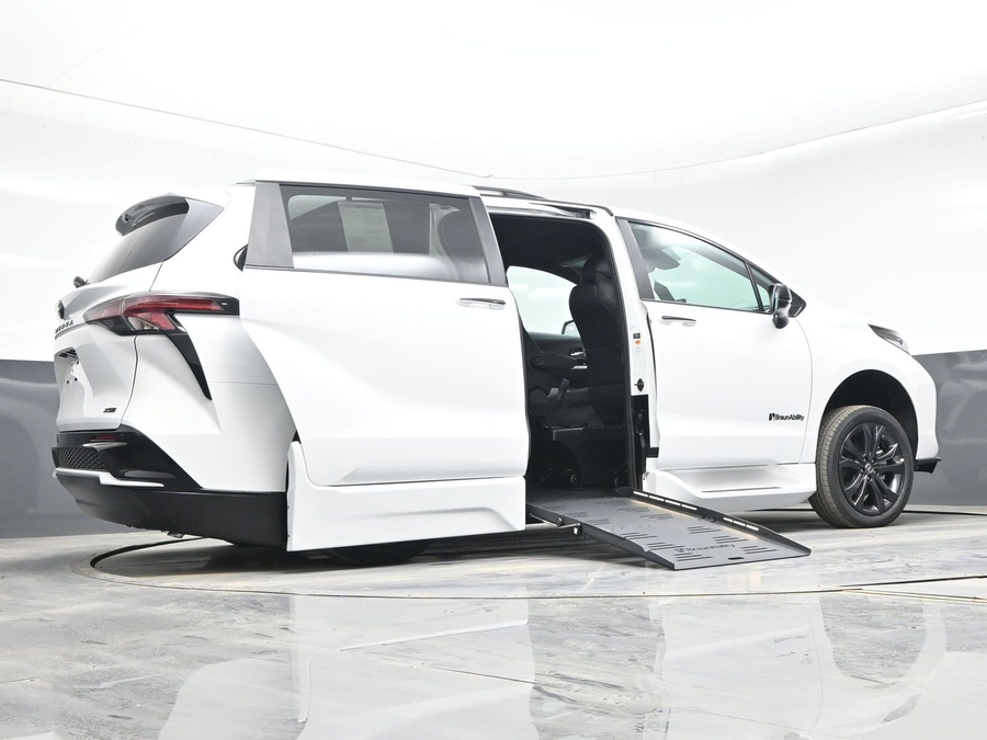 New 2026 Toyota Sienna Hybrid XSE Sport - BraunAbility Side Entry Fold Out Automatic Ramp