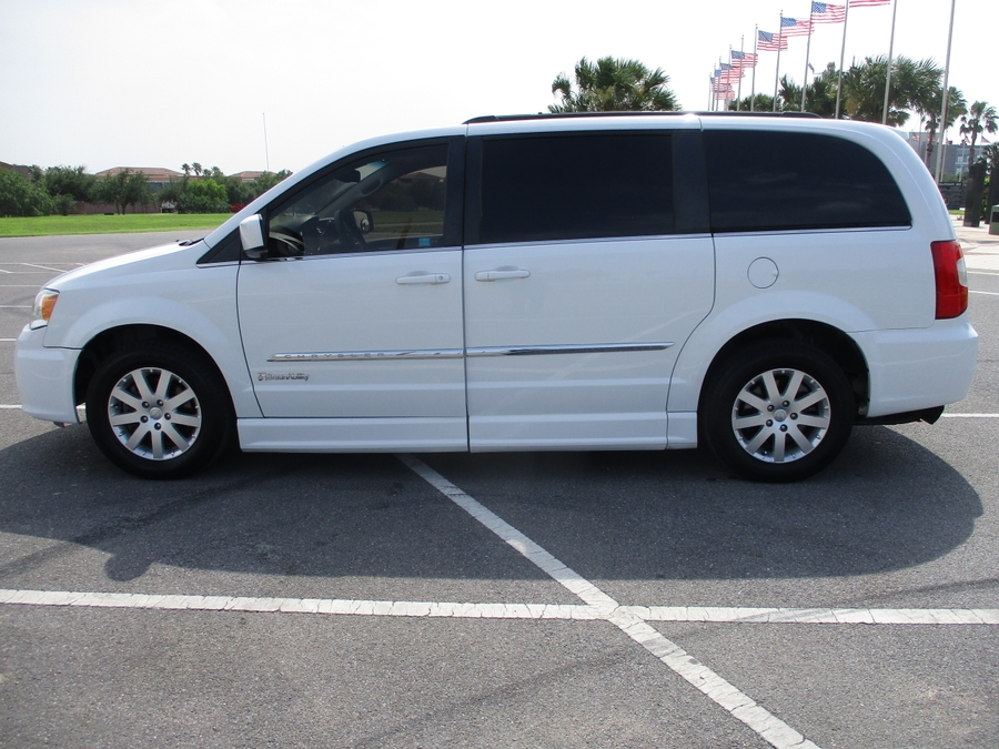 Used 2015 Chrysler Town and Country Touring - BraunAbility Side Entry Entry Fold Out Automatic Ramp