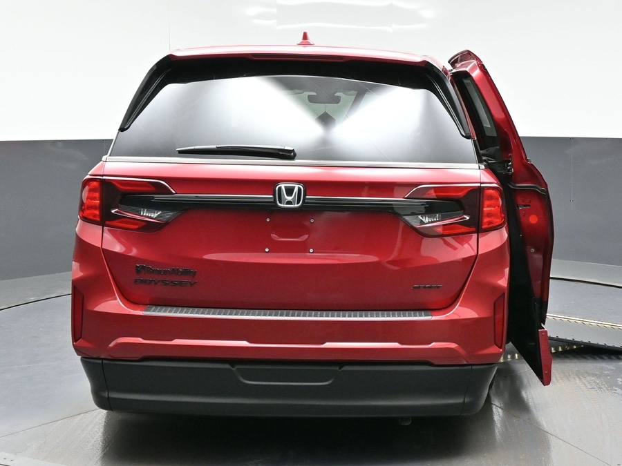 Red Honda Odyssey image number 9