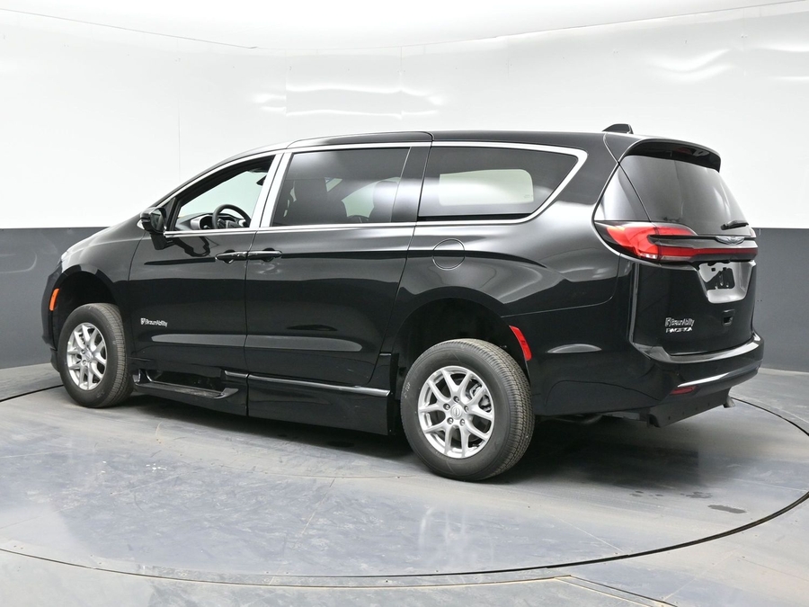 Black Chrysler Pacifica image number 7
