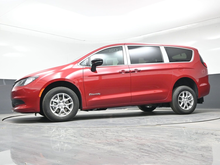 Red Chrysler Voyager image number 24