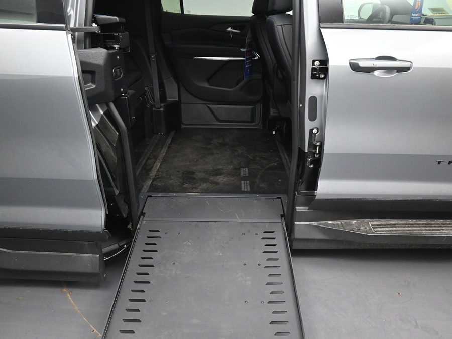 New 2026 Chevrolet Traverse 1LT Midnight - BraunAbility Side Entry Entry In Floor Automatic Ramp