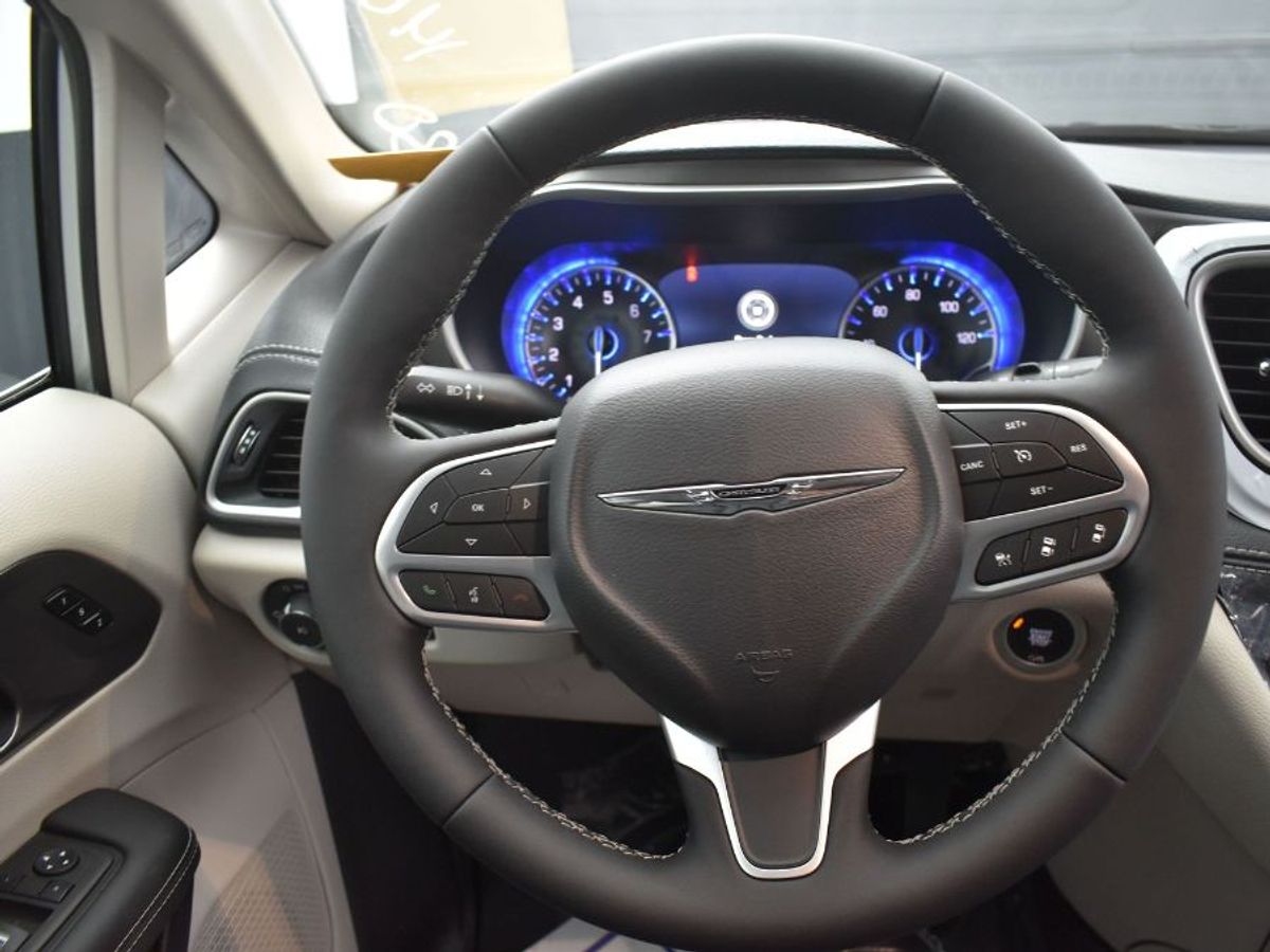 Silver Chrysler Pacifica image number 8