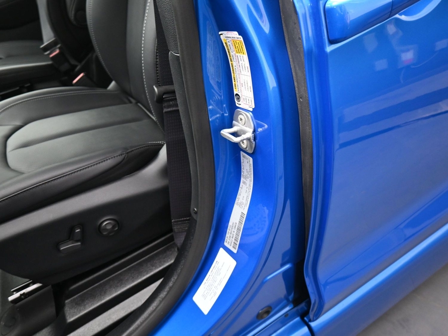 Blue Chrysler Pacifica image number 20