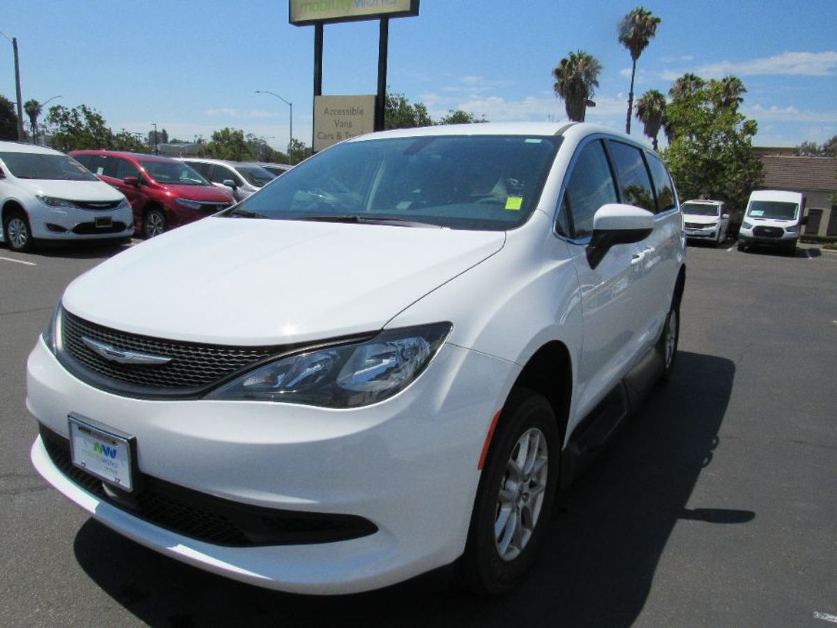 White Chrysler Voyager image number 5