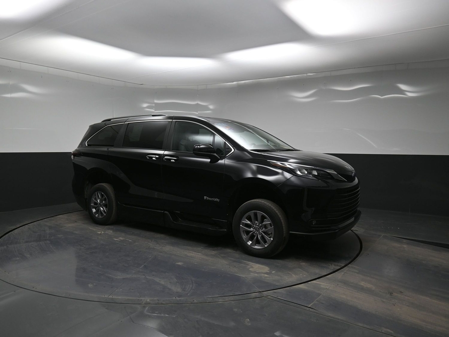 Imagen de la Toyota Sienna negra número 17