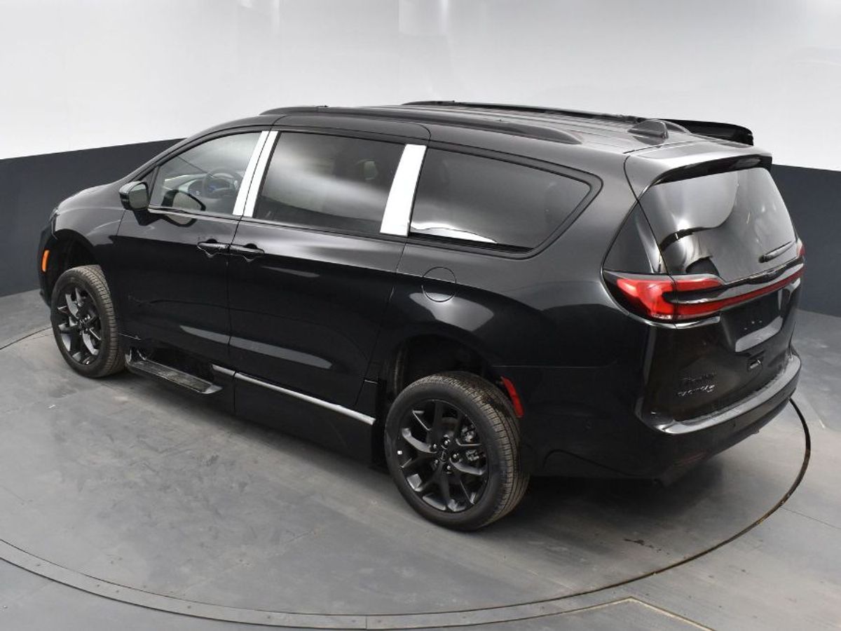 Black Chrysler Pacifica image number 15