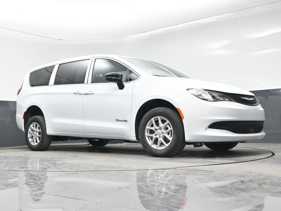 White Chrysler Voyager image number 22