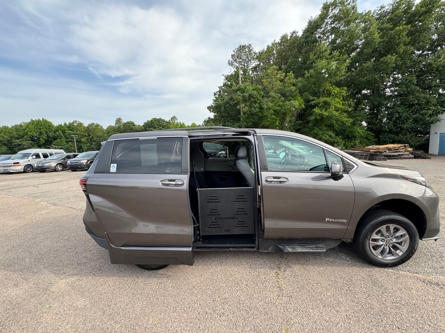Grey Toyota Sienna image number 6