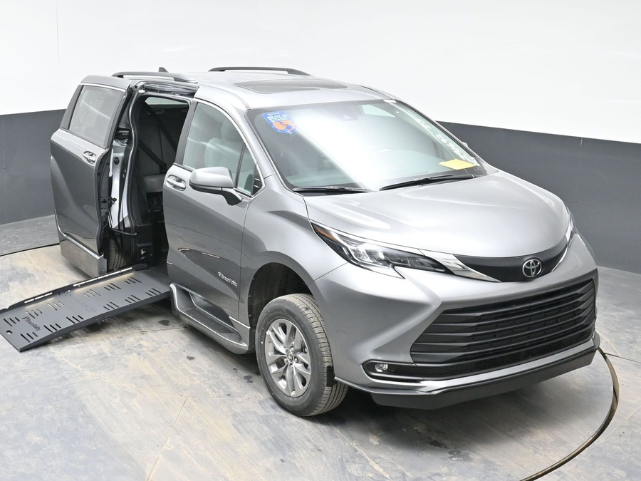 New 2026 Toyota Sienna Hybrid XLE Base - BraunAbility Side Entry Entry Fold Out Automatic Ramp