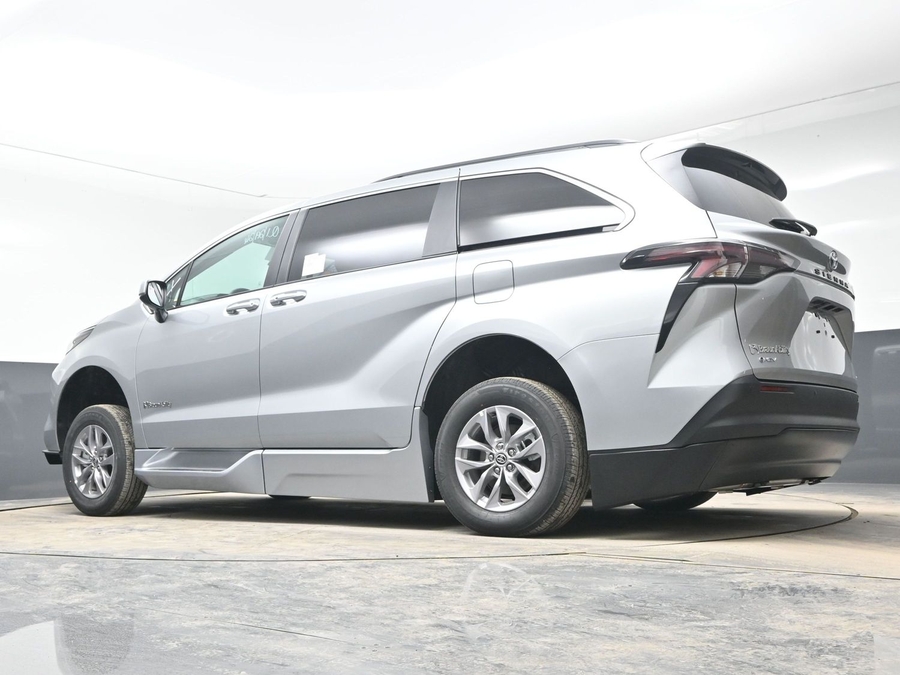 Silver Toyota Sienna image number 20