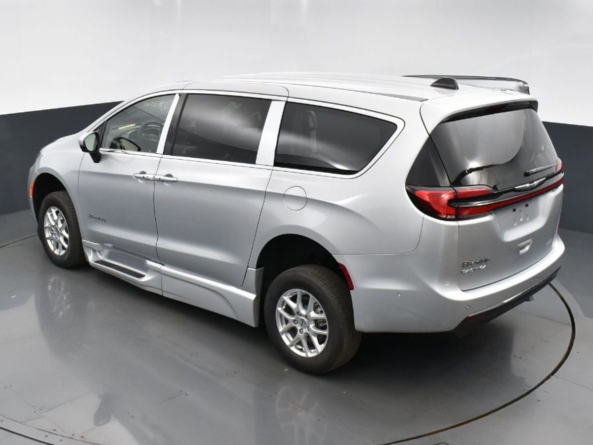 Silver Chrysler Pacifica image number 15