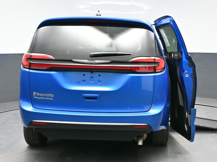 Blue Chrysler Pacifica image number 5