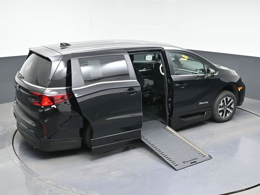 Black Honda Odyssey image number 25
