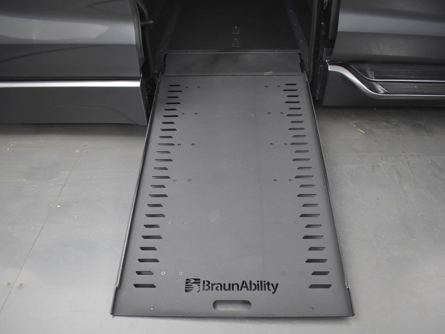 New 2025 Toyota Sienna Hybrid XLE Base - BraunAbility Side Entry Entry In Floor Automatic Ramp