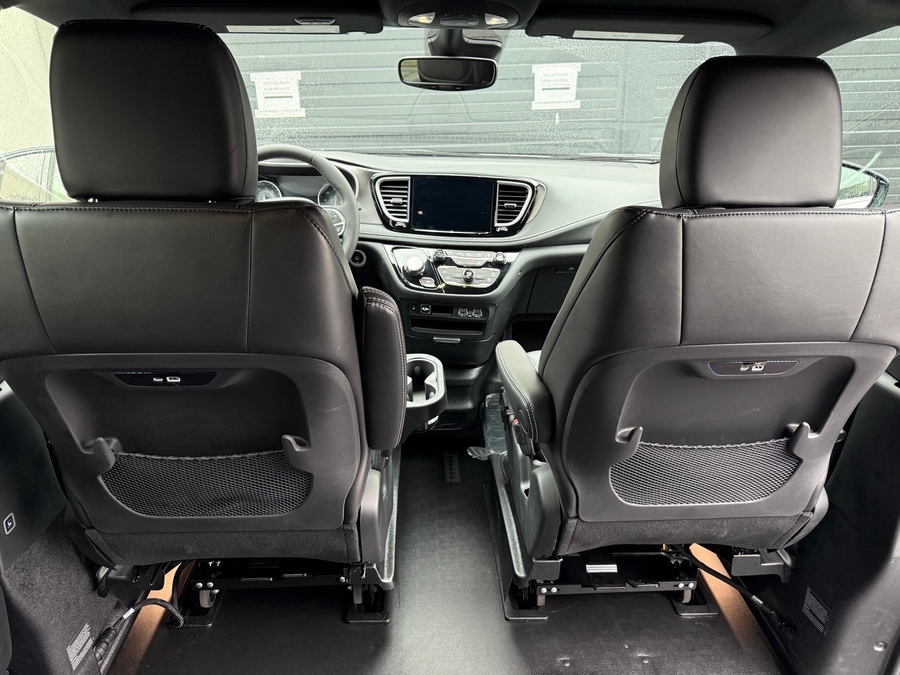 Used 2025 Chrysler Pacifica Select - BraunAbility Side Entry Entry In Floor Automatic Ramp